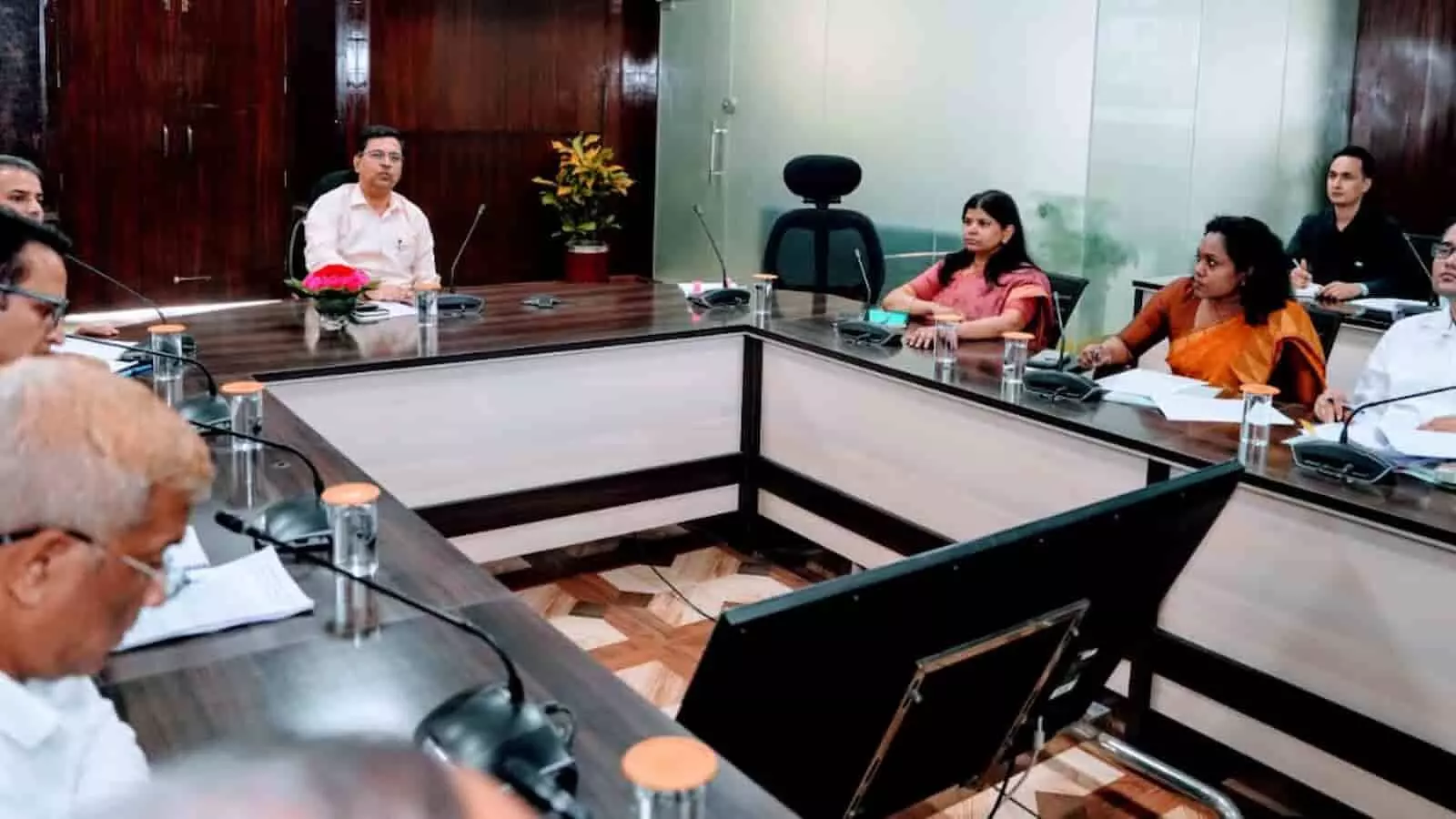 तस्वीर में बैठक कक्ष की मेज पर सचिव पंकज कुमार पाण्डेय और अन्य अधिकारी विकास कार्यों की समीक्षा करते हुए दिख रहे हैं। तस्वीर में बैठक कक्ष की मेज पर सचिव पंकज कुमार पाण्डेय और अन्य अधिकारी विकास कार्यों की समीक्षा करते हुए दिख रहे हैं।