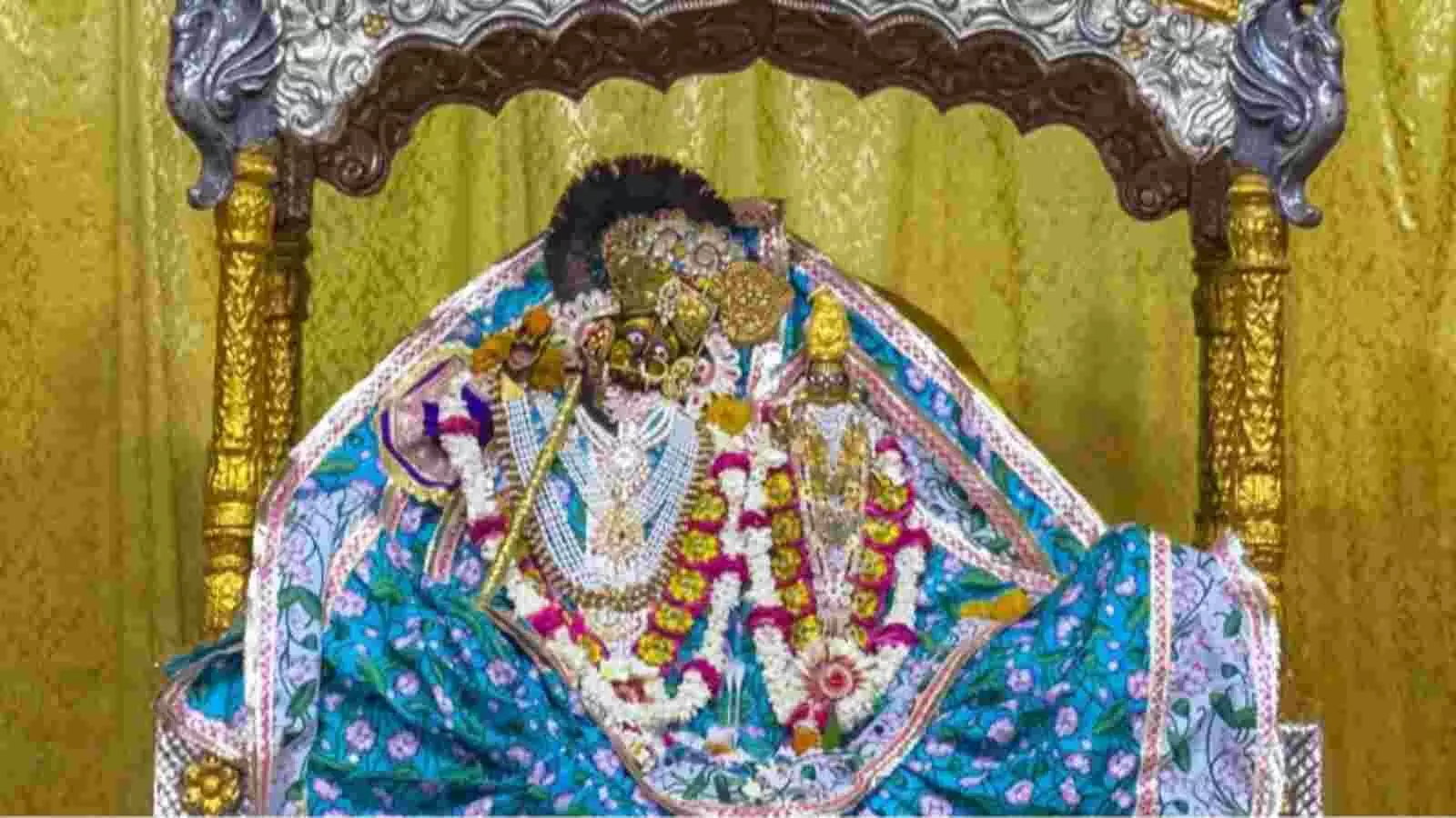चांदी के सिंहासन पर विराजमान भगवान श्रीकृष्ण बांके बिहारी के दिव्य दर्शन वृंदावन में शरद पूर्णिमा पर। चांदी के सिंहासन पर विराजमान भगवान श्रीकृष्ण बांके बिहारी के दिव्य दर्शन वृंदावन में शरद पूर्णिमा पर।