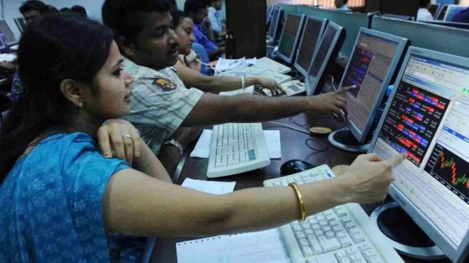 ग्रीन से रेड जोन में फिसले Sensex और Nifty, तेजी की उम्मीद पर फिरा पानी, निवेशकों की बढ़ी चिंता| ग्रीन से रेड जोन में फिसले Sensex और Nifty, तेजी की उम्मीद पर फिरा पानी, निवेशकों की बढ़ी चिंता|
