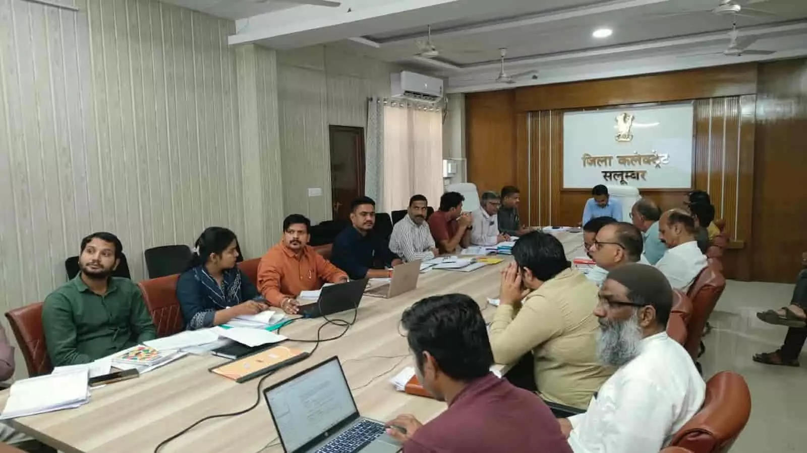सलूम्बर कलेक्ट्रेट सभागार में अधिकारियों के साथ जल जीवन मिशन की समीक्षा बैठक करते जिला कलेक्टर। सलूम्बर कलेक्ट्रेट सभागार में अधिकारियों के साथ जल जीवन मिशन की समीक्षा बैठक करते जिला कलेक्टर।