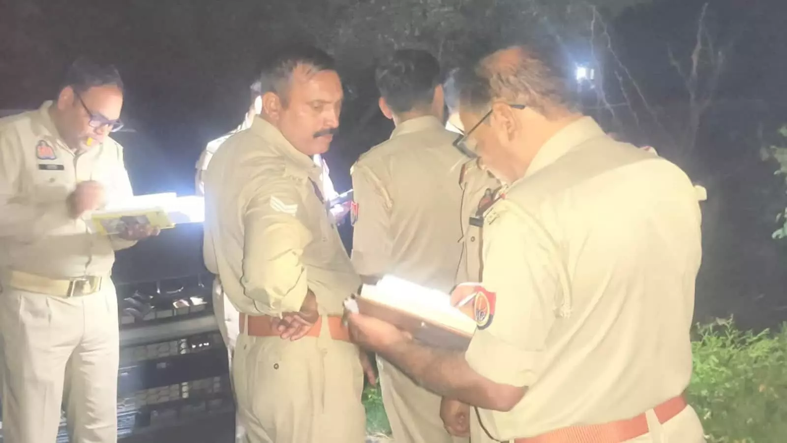 तस्वीर में रात के समय एटा पुलिस अधिकारी अलीगंज घटना स्थल पर साक्ष्य एकत्र करते हुए। तस्वीर में रात के समय एटा पुलिस अधिकारी अलीगंज घटना स्थल पर साक्ष्य एकत्र करते हुए।