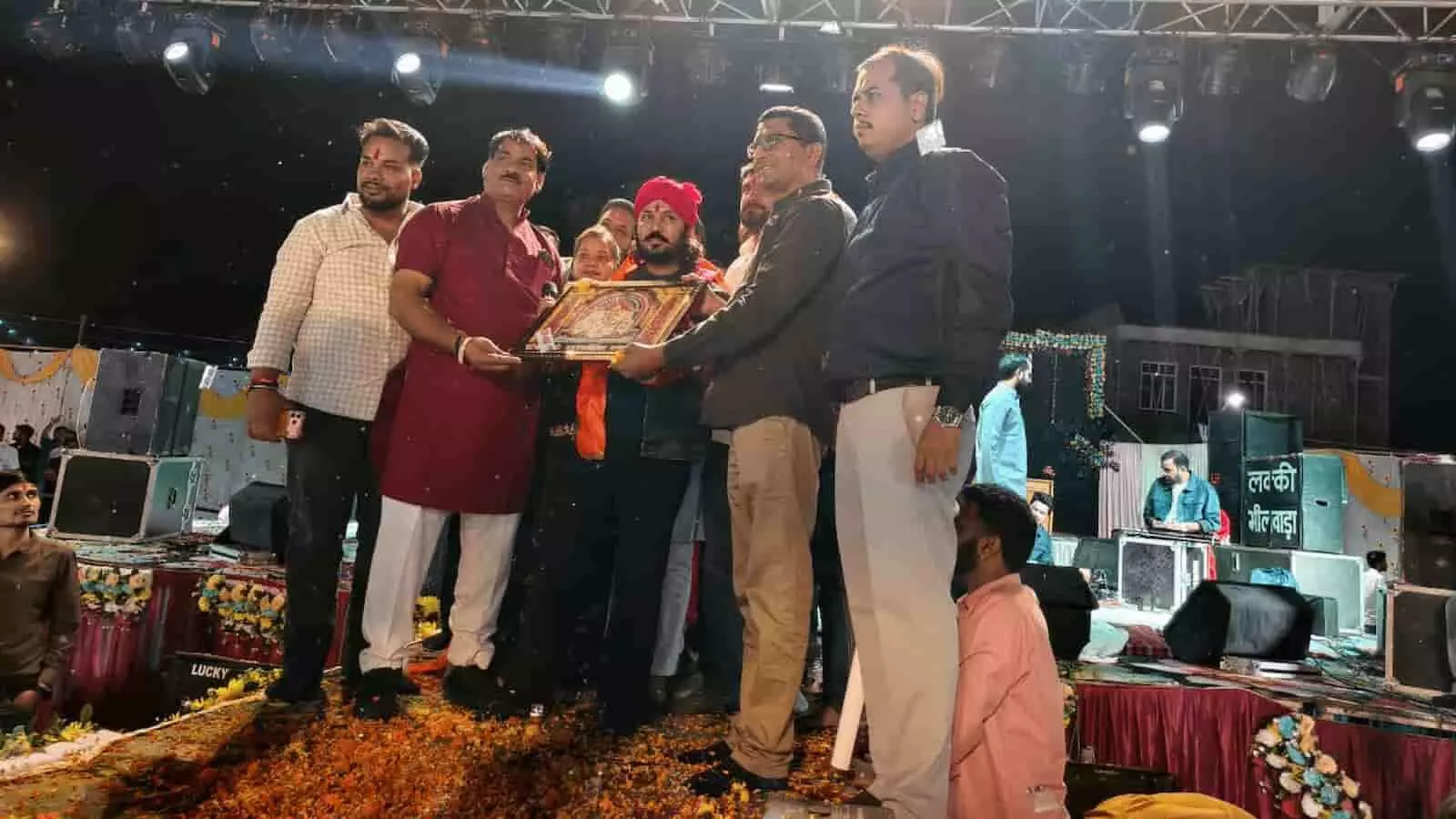 तस्वीर में बेगूं के दशहरा महोत्सव की भजन संध्या में नजर आ रहे विधायक और गणमान्य लोग। तस्वीर में बेगूं के दशहरा महोत्सव की भजन संध्या में नजर आ रहे विधायक और गणमान्य लोग।