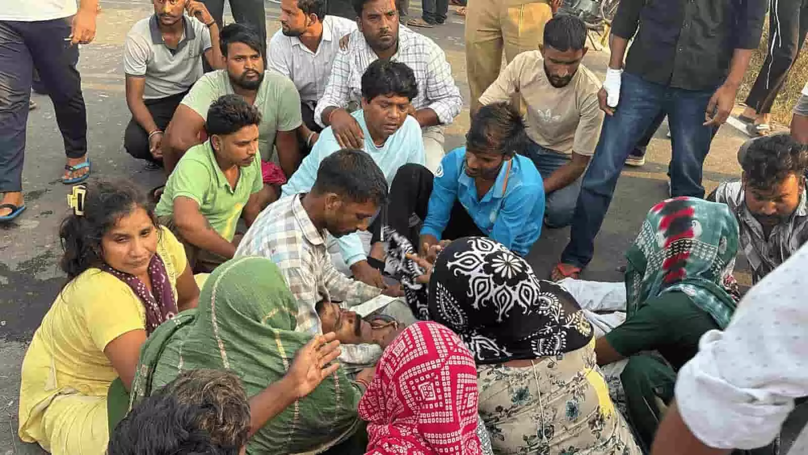 तस्वीर में हापुड़ में हुए सड़क हादसे के बाद घटनास्थल पर मौजूद स्थानीय लोग और पीड़ित परिवार। तस्वीर में हापुड़ में हुए सड़क हादसे के बाद घटनास्थल पर मौजूद स्थानीय लोग और पीड़ित परिवार।