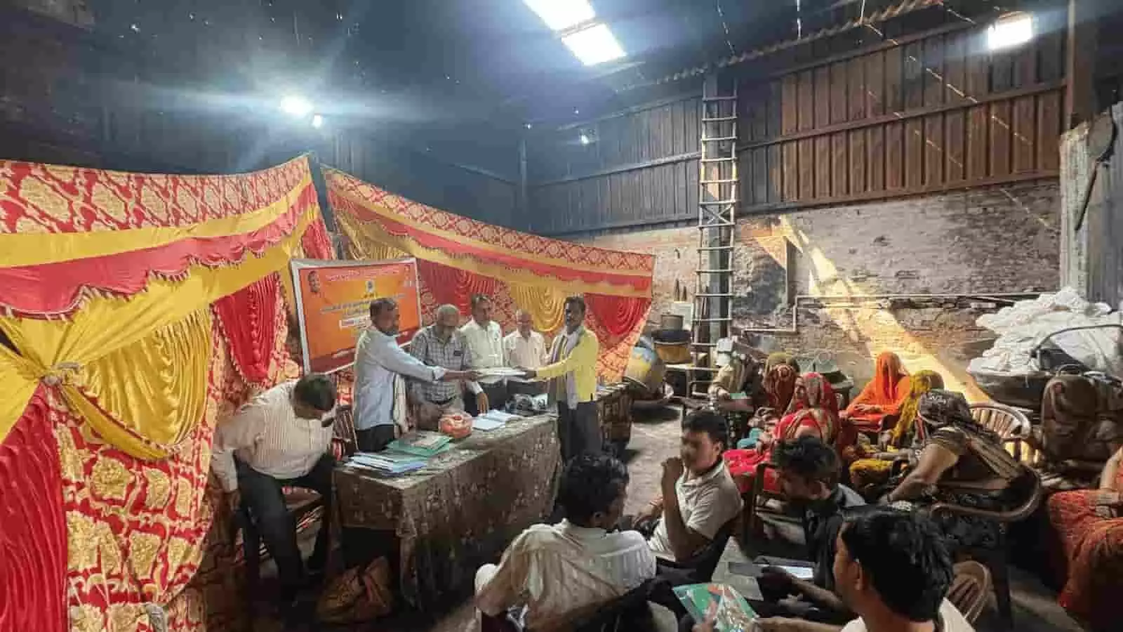 तस्वीर में हापुड़ के कपूरपुर में आयोजित खाद्य प्रसंस्करण प्रशिक्षण में सामग्री प्राप्त करते ग्रामीण। तस्वीर में हापुड़ के कपूरपुर में आयोजित खाद्य प्रसंस्करण प्रशिक्षण में सामग्री प्राप्त करते ग्रामीण।