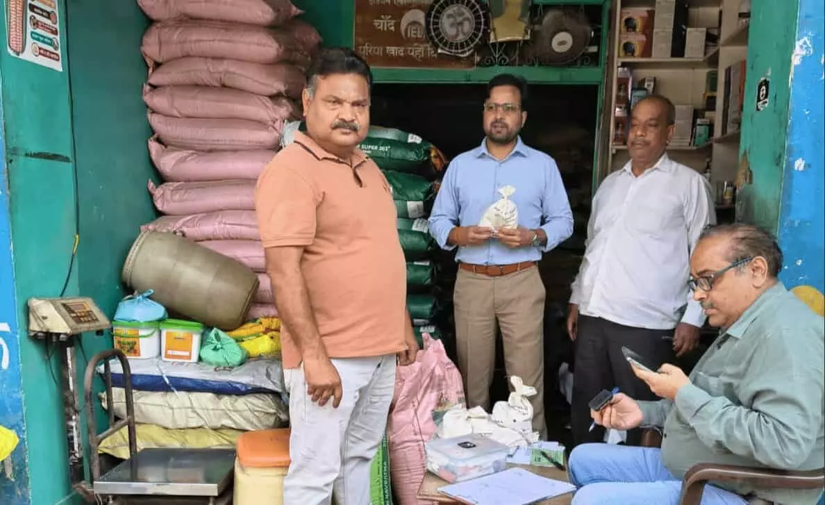 तस्वीर में हापुड़ में खाद की दुकान पर छापेमारी के दौरान जांच पड़ताल करते अधिकारी और दुकानदार। JPG तस्वीर में हापुड़ में खाद की दुकान पर छापेमारी के दौरान जांच पड़ताल करते अधिकारी और दुकानदार। JPG