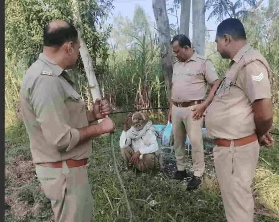 तस्वीर में हापुड़ के गढ़मुक्तेश्वर में अवैध शराब के खिलाफ छापेमारी के दौरान मौजूद आबकारी विभाग की टीम। तस्वीर में हापुड़ के गढ़मुक्तेश्वर में अवैध शराब के खिलाफ छापेमारी के दौरान मौजूद आबकारी विभाग की टीम।