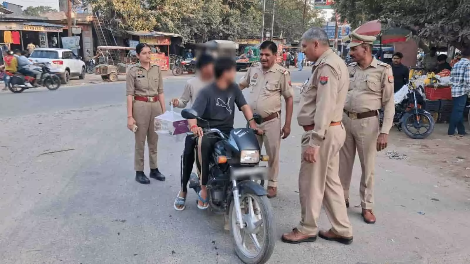 तस्वीर में हापुड़ की सड़क पर वाहन चालकों की चेकिंग करते पुलिसकर्मी। तस्वीर में हापुड़ की सड़क पर वाहन चालकों की चेकिंग करते पुलिसकर्मी।