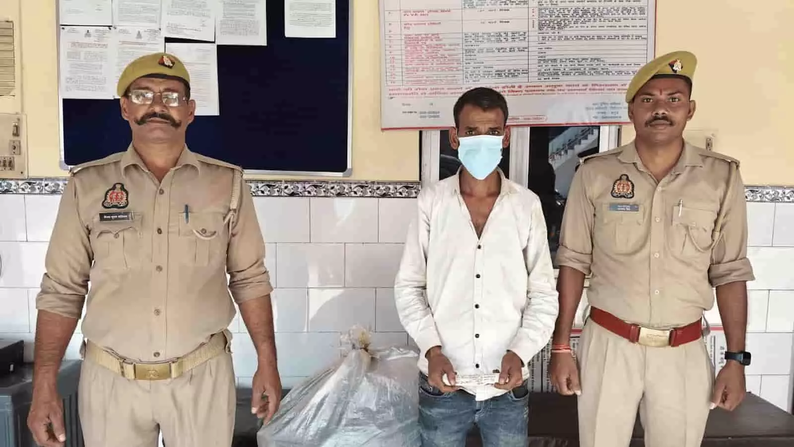 तस्वीर में हापुड़ में चोरी के मामले में पुलिस हिरासत में नजर आ रहा आरोपी। तस्वीर में हापुड़ में चोरी के मामले में पुलिस हिरासत में नजर आ रहा आरोपी।