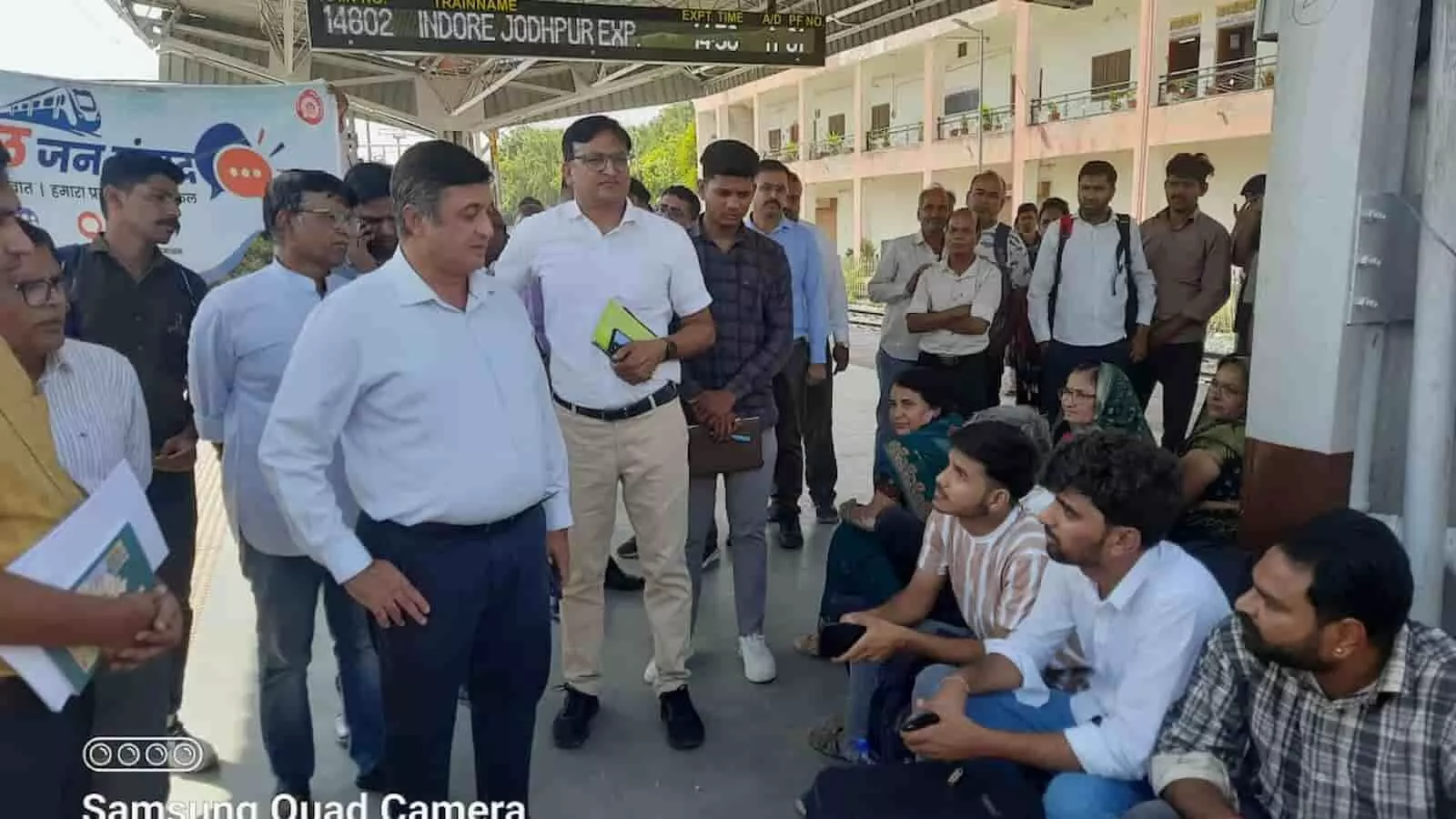 तस्वीर में डीआरएम राजू भूतड़ा ब्यावर रेलवे स्टेशन पर यात्रियों से बातचीत करते दिख रहे हैं। तस्वीर में डीआरएम राजू भूतड़ा ब्यावर रेलवे स्टेशन पर यात्रियों से बातचीत करते दिख रहे हैं।