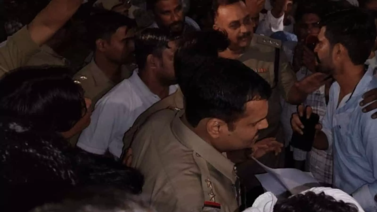 तस्वीर में हापुड़ में सड़क हादसे के बाद हुए प्रदर्शन समझाते पुलिस अधिकारी। तस्वीर में हापुड़ में सड़क हादसे के बाद हुए प्रदर्शन समझाते पुलिस अधिकारी।