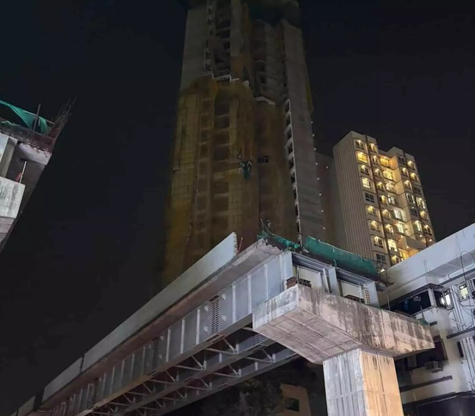 तस्वीर में मुंबई के वर्ली इलाके में INS Trata नौसेना प्रतिष्ठान के पास निर्माणाधीन बहुमंजिला इमारत दिख रही है। तस्वीर में मुंबई के वर्ली इलाके में INS Trata नौसेना प्रतिष्ठान के पास निर्माणाधीन बहुमंजिला इमारत दिख रही है।