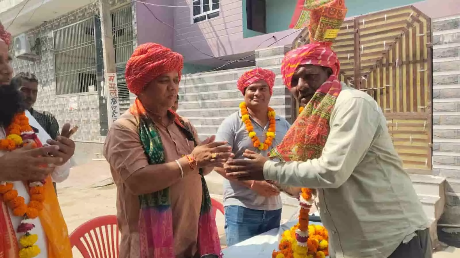 तस्वीर में साफा और माला पहने सभापति कृष्ण कुमार गोयल का स्वागत करते लोग। तस्वीर में साफा और माला पहने सभापति कृष्ण कुमार गोयल का स्वागत करते लोग।