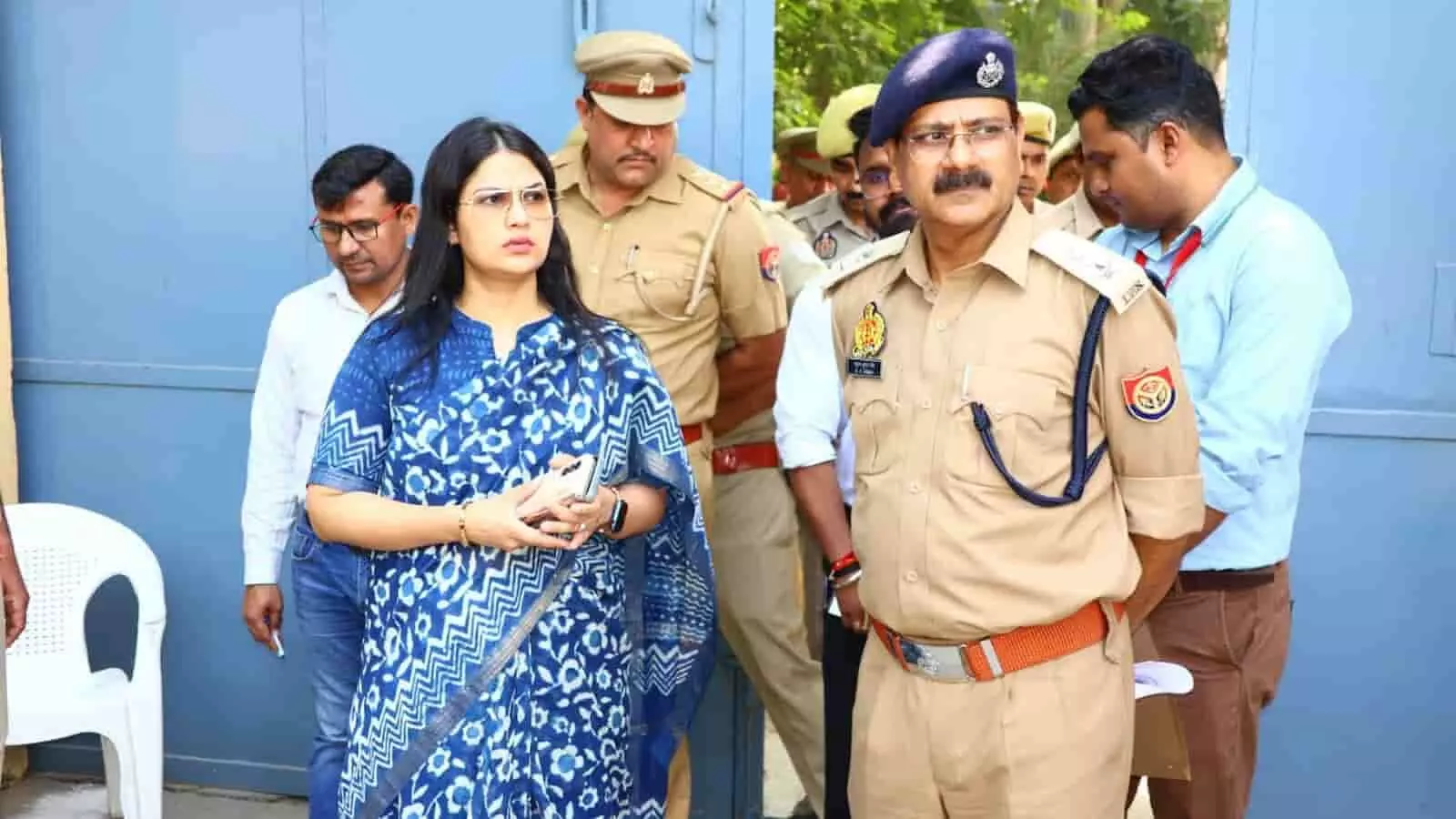 तस्वीर में हापुड़ के डीएम और एसपी सुरक्षाकर्मियों के साथ चुनाव निरीक्षण करते दिख रहे हैं। तस्वीर में हापुड़ के डीएम और एसपी सुरक्षाकर्मियों के साथ चुनाव निरीक्षण करते दिख रहे हैं।
