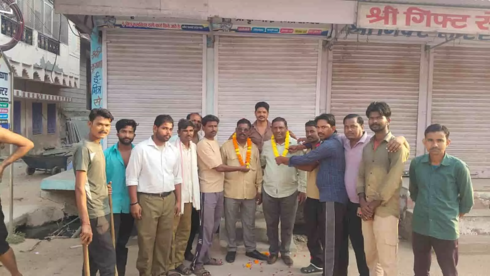 तस्वीर में गंगापुर सिटी वार्ड 38 के पार्षद सतीश धामोनिया का सम्मान करते लोग दिख रहे हैं। तस्वीर में गंगापुर सिटी वार्ड 38 के पार्षद सतीश धामोनिया का सम्मान करते लोग दिख रहे हैं।
