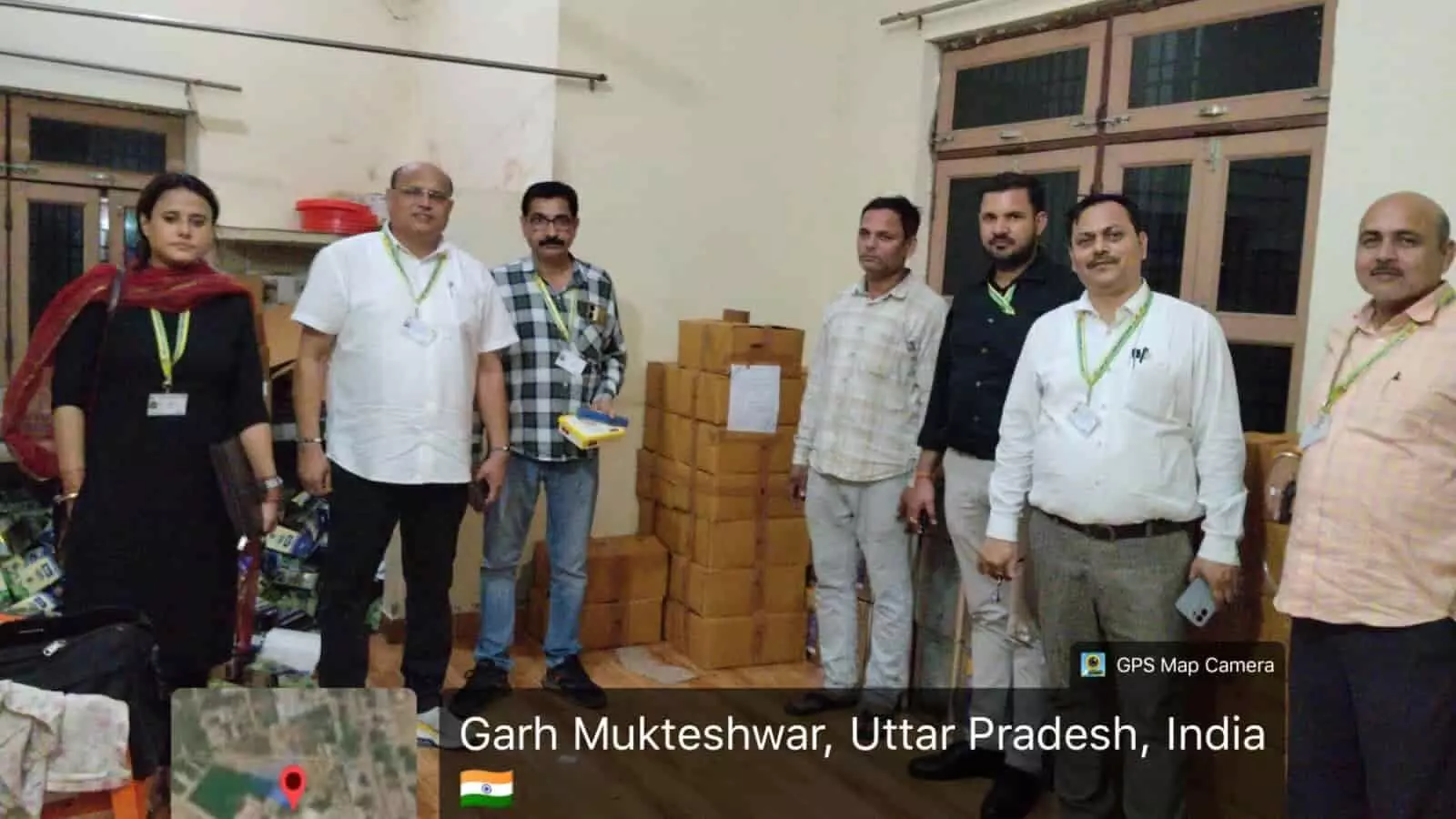 तस्वीर में गढ़मुक्तेश्वर की खाद्य निर्माण इकाई में जांच के बाद खड़े खाद्य सुरक्षा अधिकारी दिख रहे हैं। तस्वीर में गढ़मुक्तेश्वर की खाद्य निर्माण इकाई में जांच के बाद खड़े खाद्य सुरक्षा अधिकारी दिख रहे हैं।