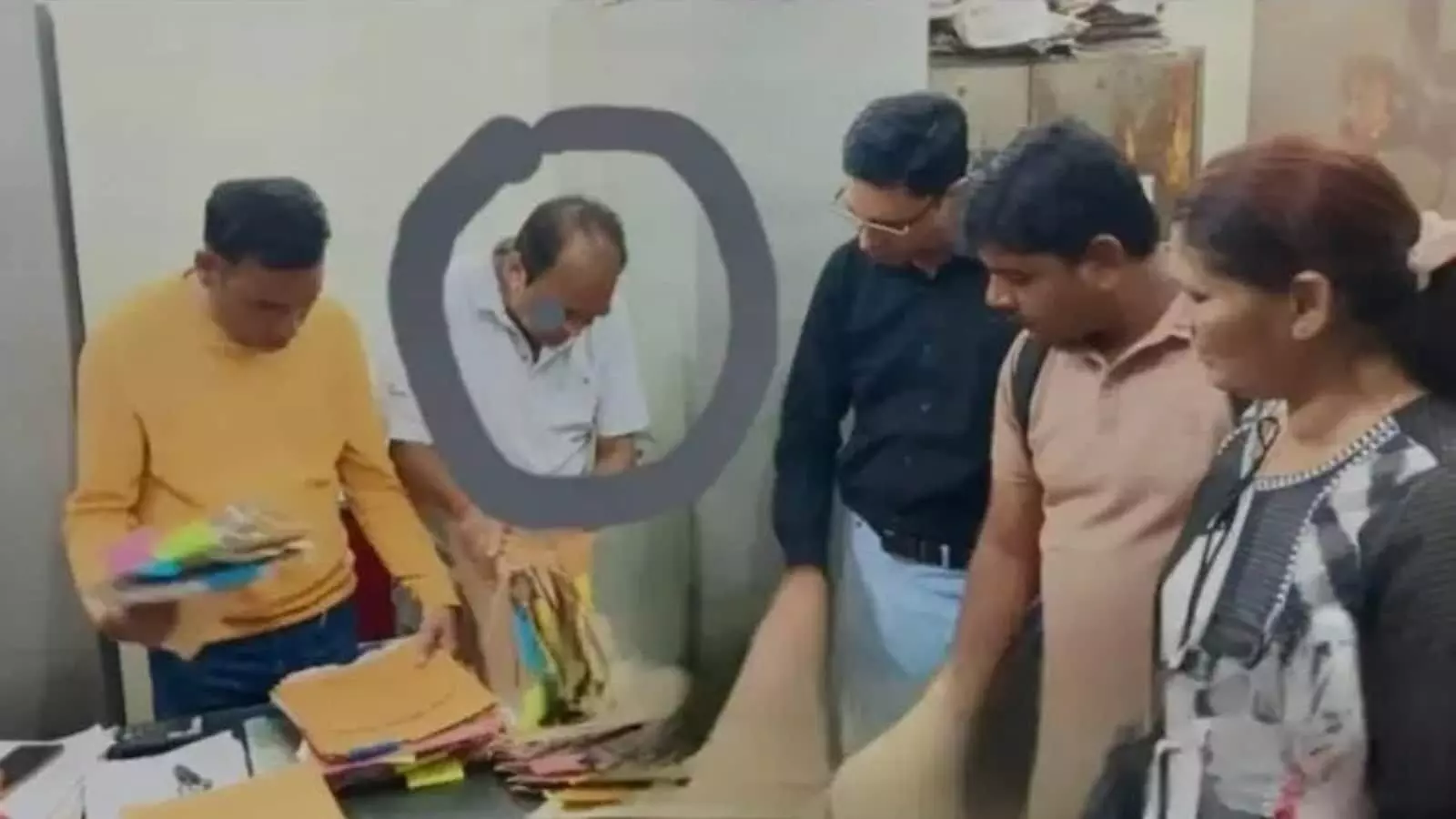 तस्वीर में लोकायुक्त टीम कटनी नगर निगम के आरोपी लिपिक के कार्यालय में रिश्वत मामले के दस्तावेजों की जांच कर रही है। तस्वीर में लोकायुक्त टीम कटनी नगर निगम के आरोपी लिपिक के कार्यालय में रिश्वत मामले के दस्तावेजों की जांच कर रही है।