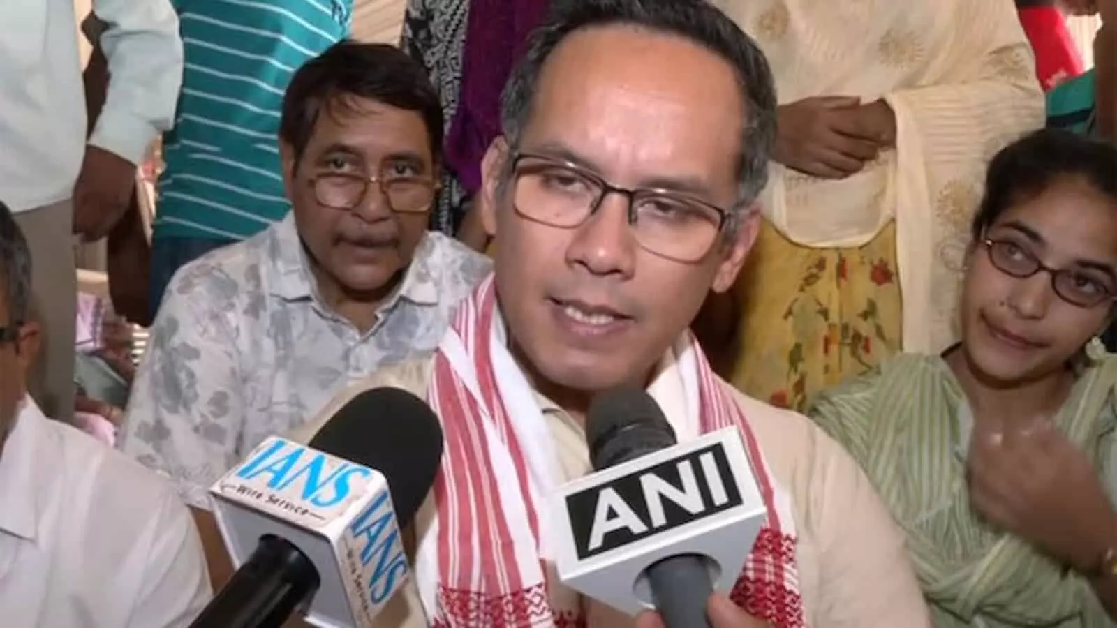 तस्वीर में कांग्रेस सांसद गौरव गोगोई संवाददाताओं को संबोधित करते हुए चुनाव आयोग पर बयान दे रहे हैं। तस्वीर में कांग्रेस सांसद गौरव गोगोई संवाददाताओं को संबोधित करते हुए चुनाव आयोग पर बयान दे रहे हैं।