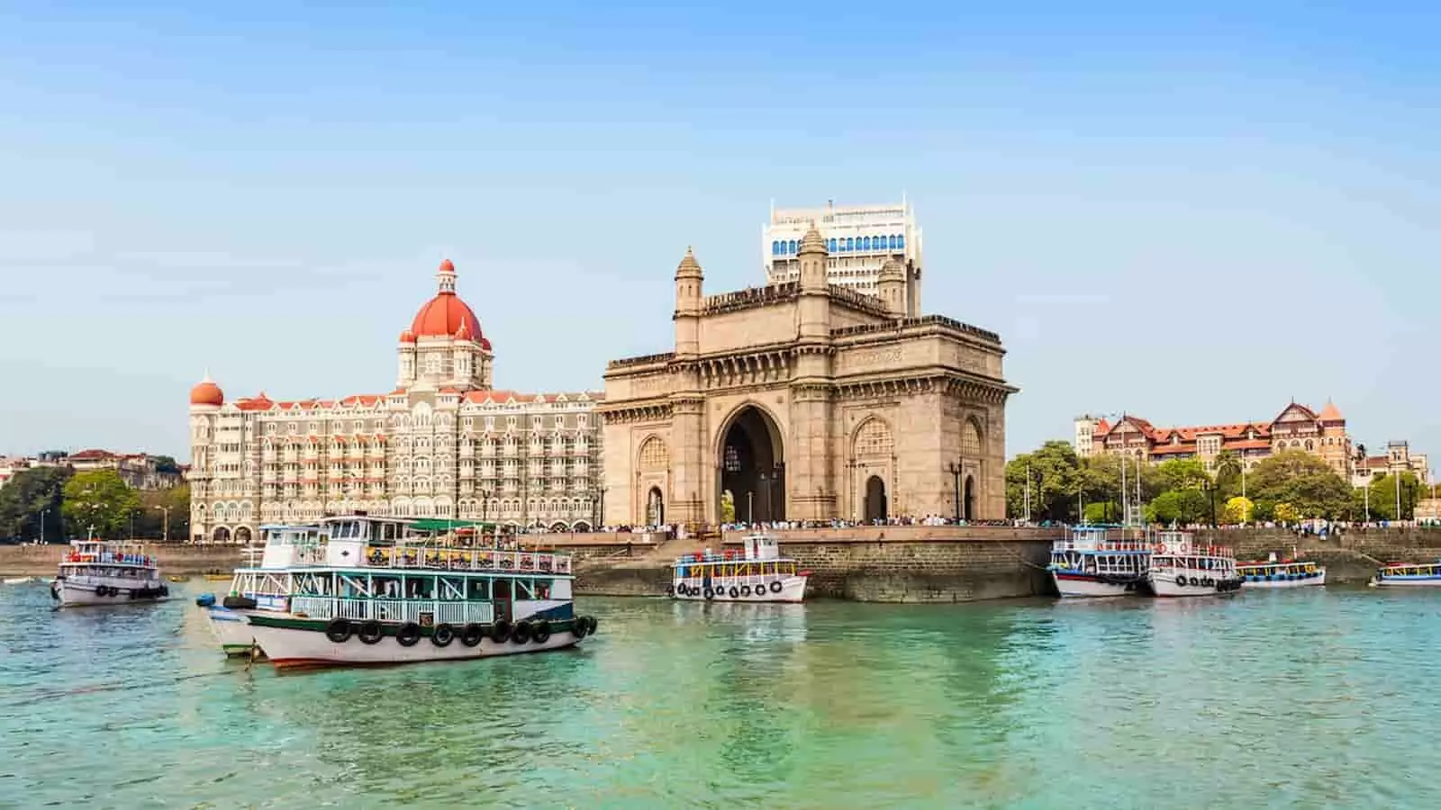 तस्वीर में मुंबई स्थित गेटवे ऑफ इंडिया और समुद्र में तैरती नावें साफ आसमान के नीचे दिख रही हैं। तस्वीर में मुंबई स्थित गेटवे ऑफ इंडिया और समुद्र में तैरती नावें साफ आसमान के नीचे दिख रही हैं।