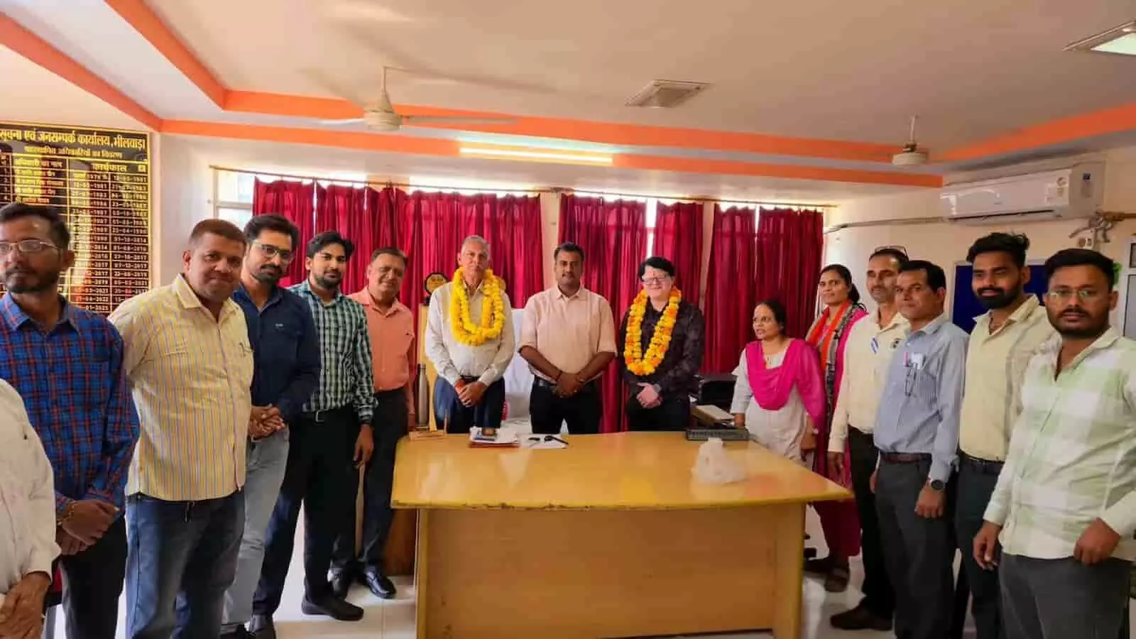 तस्वीर में भीलवाड़ा सूचना एवं जनसंपर्क कार्यालय के स्टाफ के साथ पदोन्नत अधिकारी खड़े हैं। तस्वीर में भीलवाड़ा सूचना एवं जनसंपर्क कार्यालय के स्टाफ के साथ पदोन्नत अधिकारी खड़े हैं।