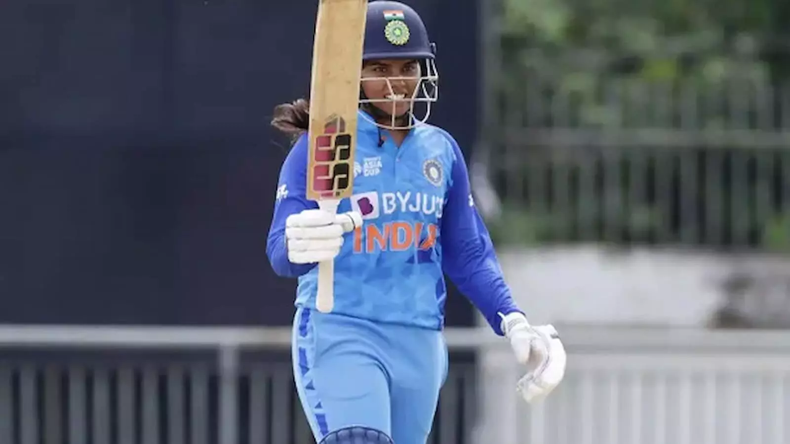तस्वीर में दिख रही भारतीय महिला क्रिकेटर सब्बीनेनी मेघना मैदान पर बल्ले के साथ नजर आ रही हैं। तस्वीर में दिख रही भारतीय महिला क्रिकेटर सब्बीनेनी मेघना मैदान पर बल्ले के साथ नजर आ रही हैं।