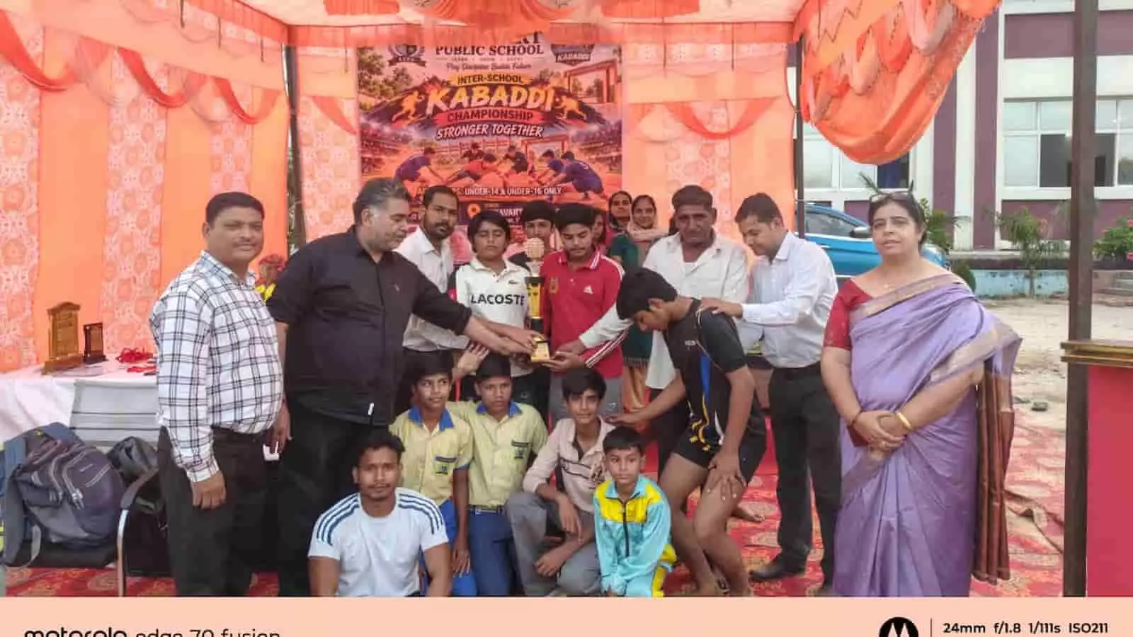 तस्वीर में आर्यावर्त पब्लिक स्कूल किलौड़ा में आयोजित कबड्डी प्रतियोगिता के विजेता खिलाड़ियों को अतिथि ट्रॉफी सौंपते हुए। तस्वीर में आर्यावर्त पब्लिक स्कूल किलौड़ा में आयोजित कबड्डी प्रतियोगिता के विजेता खिलाड़ियों को अतिथि ट्रॉफी सौंपते हुए।