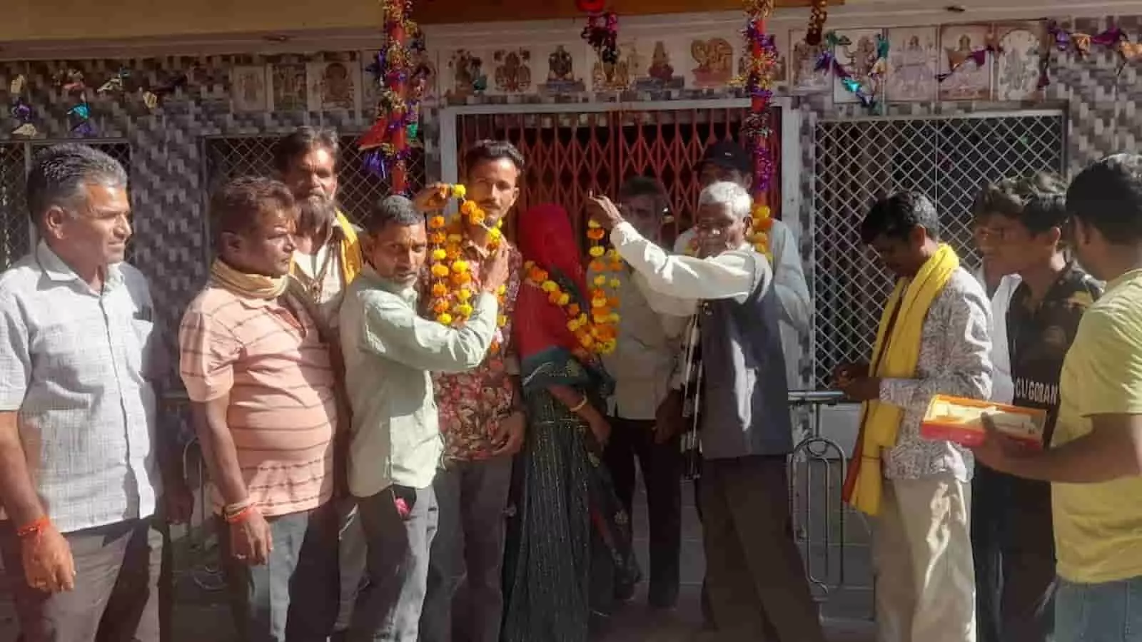 तस्वीर में आवरडा ग्राम पंचायत के निर्विरोध निर्वाचित वार्ड पंचों का माला पहनाकर स्वागत करते ग्रामीण दिख रहे हैं। तस्वीर में आवरडा ग्राम पंचायत के निर्विरोध निर्वाचित वार्ड पंचों का माला पहनाकर स्वागत करते ग्रामीण दिख रहे हैं।