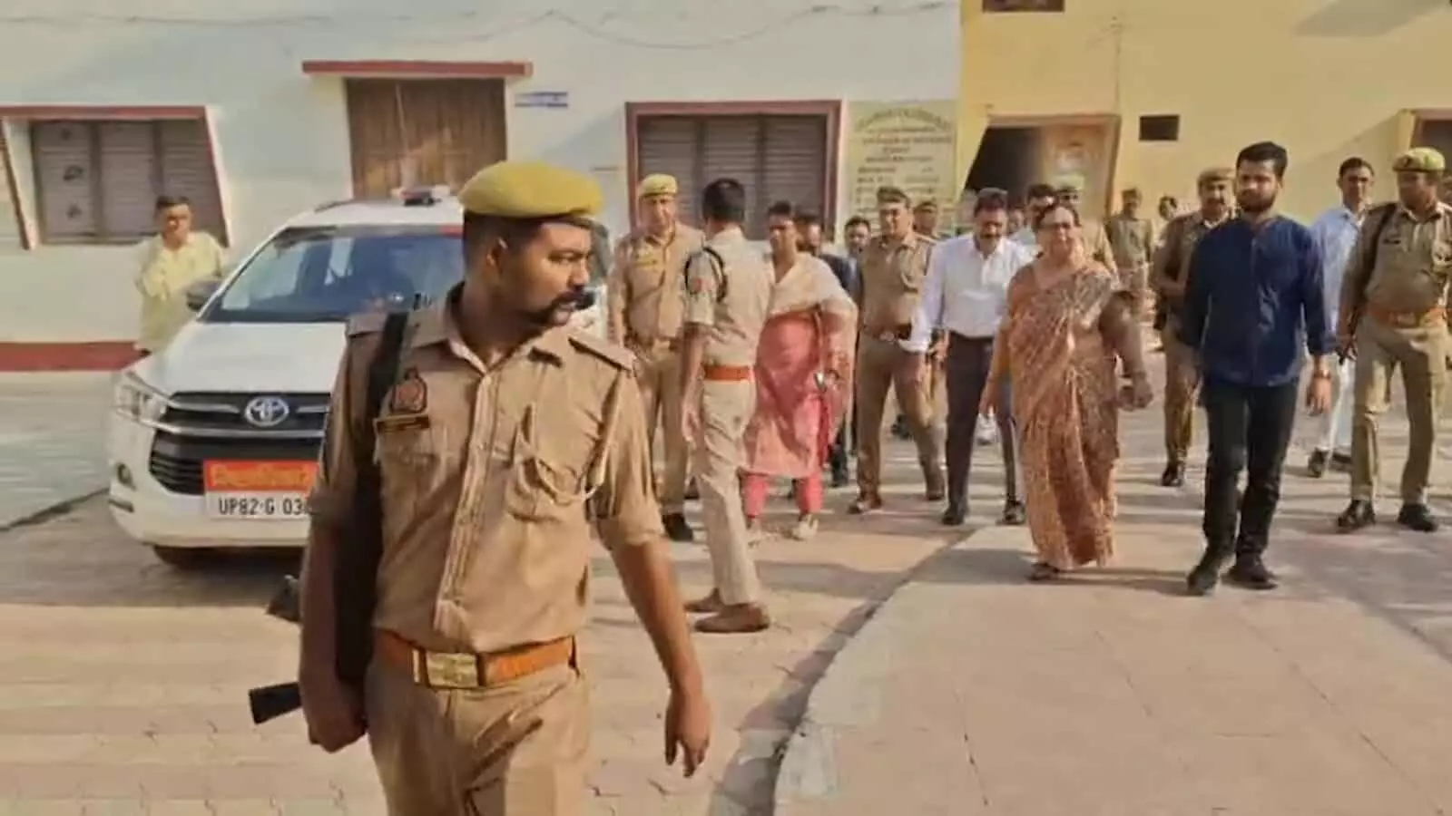 तस्वीर में एटा में एमएलसी चुनाव के दौरान सुरक्षा निरीक्षण करते पुलिसकर्मी और अधिकारी दिख रहे हैं। तस्वीर में एटा में एमएलसी चुनाव के दौरान सुरक्षा निरीक्षण करते पुलिसकर्मी और अधिकारी दिख रहे हैं।