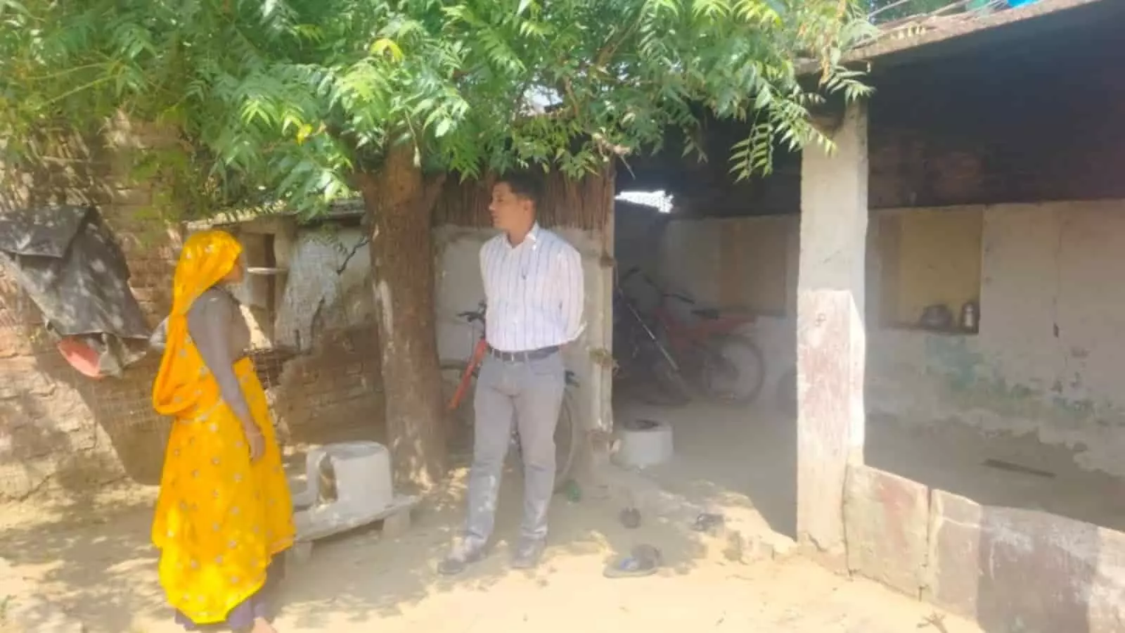 तस्वीर में विकास अधिकारी डॉ. जगदीश गुर्जर खूंटला सलोना में निर्माणाधीन आवास का निरीक्षण करते हुए। तस्वीर में विकास अधिकारी डॉ. जगदीश गुर्जर खूंटला सलोना में निर्माणाधीन आवास का निरीक्षण करते हुए।