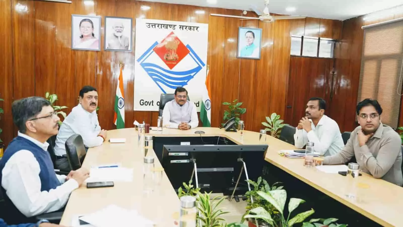 तस्वीर में मुख्य सचिव आनंद बर्द्धन अधिकारियों के साथ बैठक करते हुए दिख रहे हैं। तस्वीर में मुख्य सचिव आनंद बर्द्धन अधिकारियों के साथ बैठक करते हुए दिख रहे हैं।