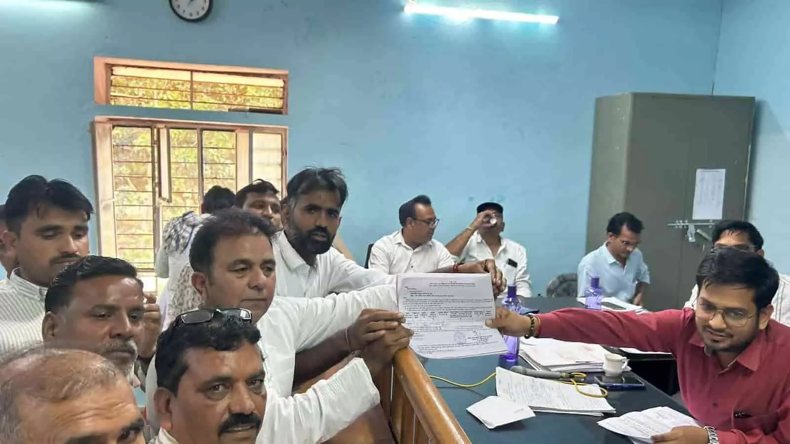 तस्वीर में मलारना डूंगर पंचायत समिति वार्ड चुनाव के दस्तावेज रिटर्निंग अधिकारी को सौंपते भाजपा प्रतिनिधि। तस्वीर में मलारना डूंगर पंचायत समिति वार्ड चुनाव के दस्तावेज रिटर्निंग अधिकारी को सौंपते भाजपा प्रतिनिधि।