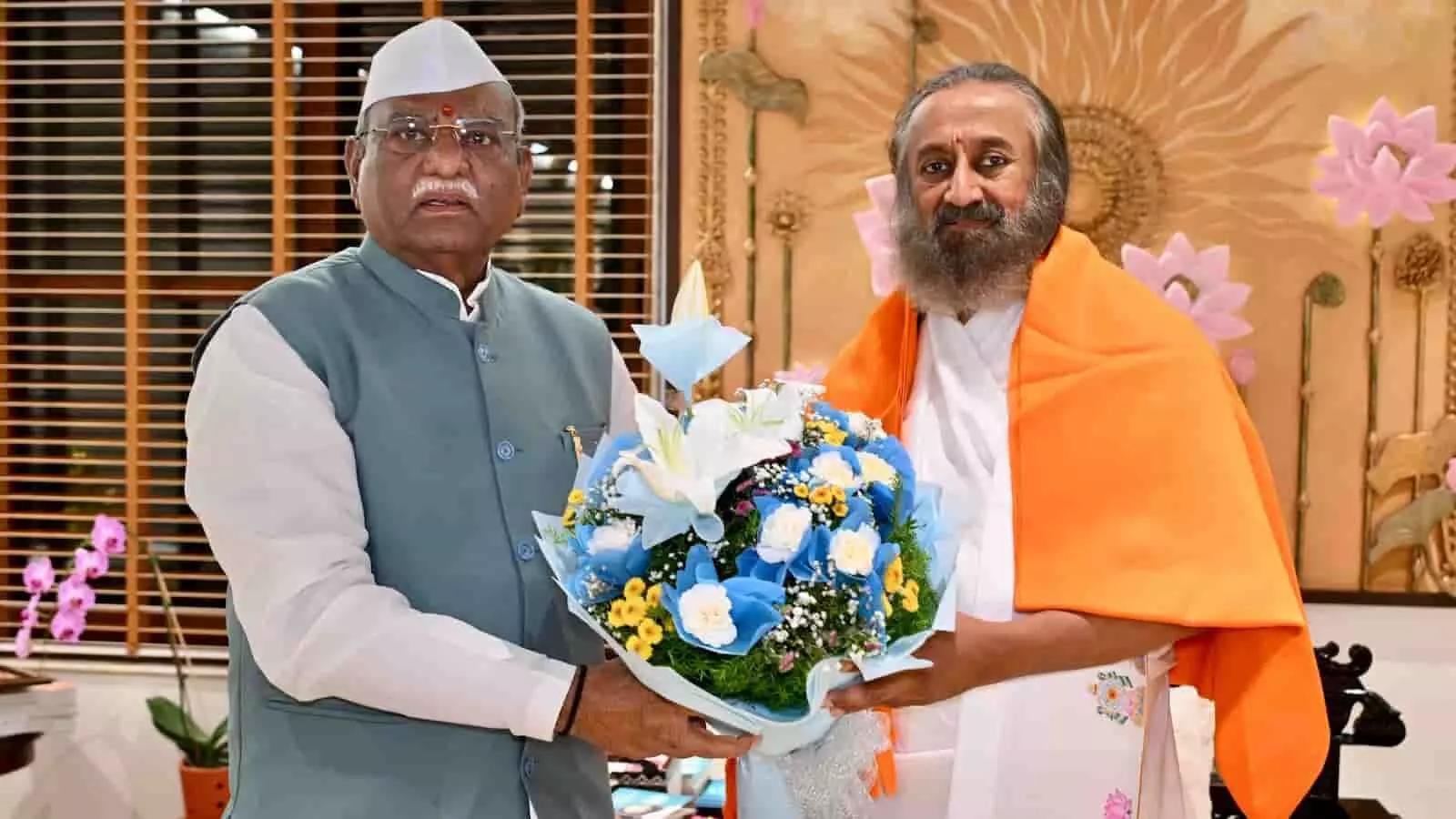 तस्वीर में राज्यपाल हरिभाऊ बागडे और श्री श्री रविशंकर बेंगलुरु में नजर आ रहे हैं। तस्वीर में राज्यपाल हरिभाऊ बागडे और श्री श्री रविशंकर बेंगलुरु में नजर आ रहे हैं।