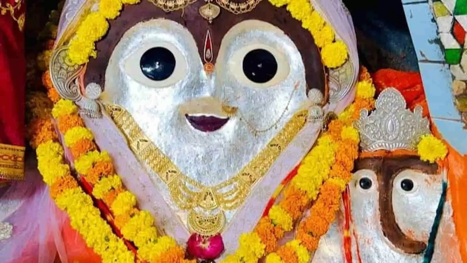 तस्वीर में फूलों की मालाओं और आभूषणों से सुसज्जित मां इंदरगढ़ बिजासन देवी की प्रतिमा दिख रही है। तस्वीर में फूलों की मालाओं और आभूषणों से सुसज्जित मां इंदरगढ़ बिजासन देवी की प्रतिमा दिख रही है।