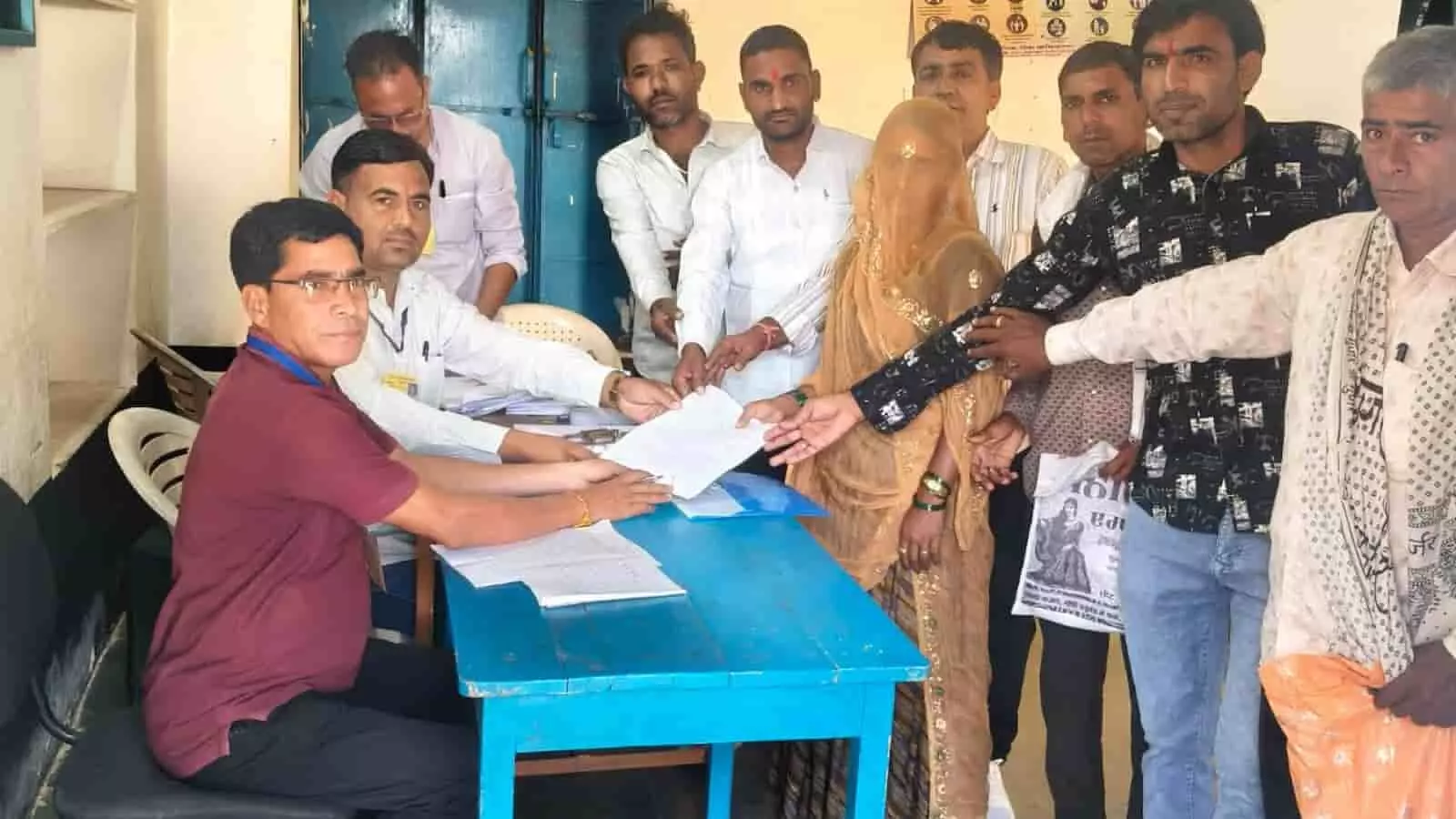 तस्वीर में राजसमंद जिले की आमेट तहसील में पंचायत चुनाव के लिए नामांकन दाखिल करते हुए प्रत्याशी और समर्थक दिख रहे हैं। तस्वीर में राजसमंद जिले की आमेट तहसील में पंचायत चुनाव के लिए नामांकन दाखिल करते हुए प्रत्याशी और समर्थक दिख रहे हैं।