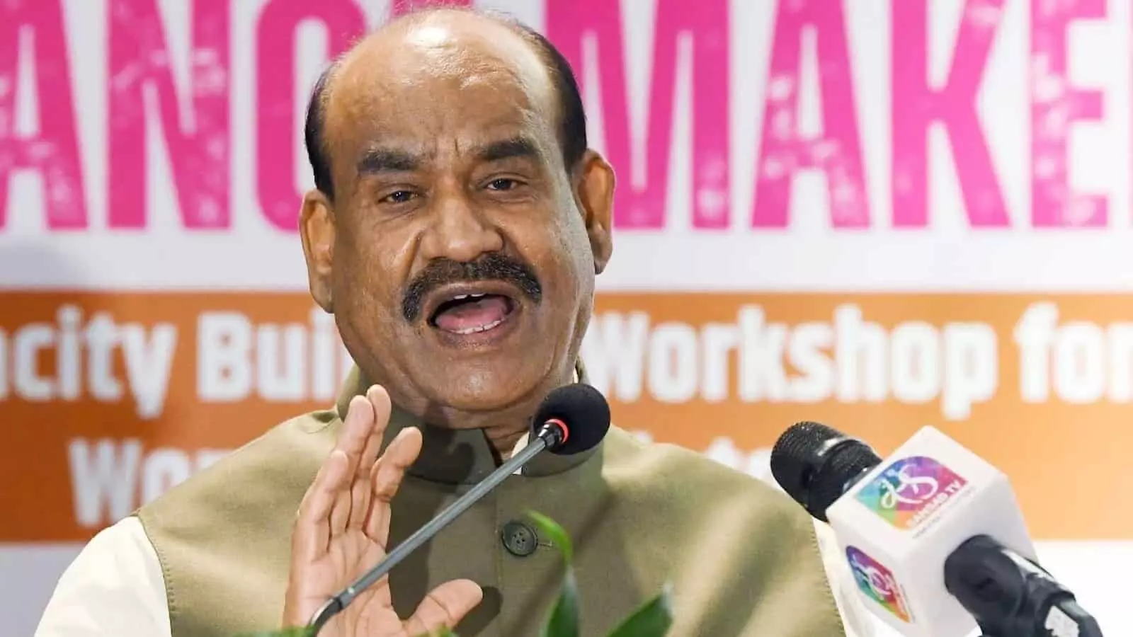 तस्वीर में लोकसभा अध्यक्ष ओम बिरला नई दिल्ली में मीडिया से बातचीत करते हुए नजर आ रहे हैं। तस्वीर में लोकसभा अध्यक्ष ओम बिरला नई दिल्ली में मीडिया से बातचीत करते हुए नजर आ रहे हैं।