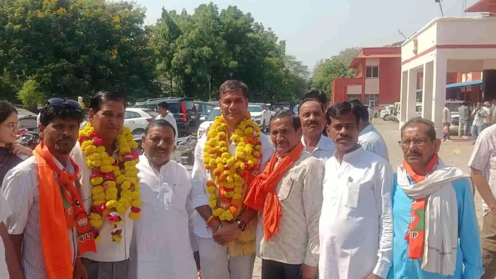 तस्वीर में बारां कलेक्ट्रेट परिसर के बाहर फूल-मालाएं पहने भाजपा प्रत्याशी और पार्टी कार्यकर्ता खड़े हैं। तस्वीर में बारां कलेक्ट्रेट परिसर के बाहर फूल-मालाएं पहने भाजपा प्रत्याशी और पार्टी कार्यकर्ता खड़े हैं।