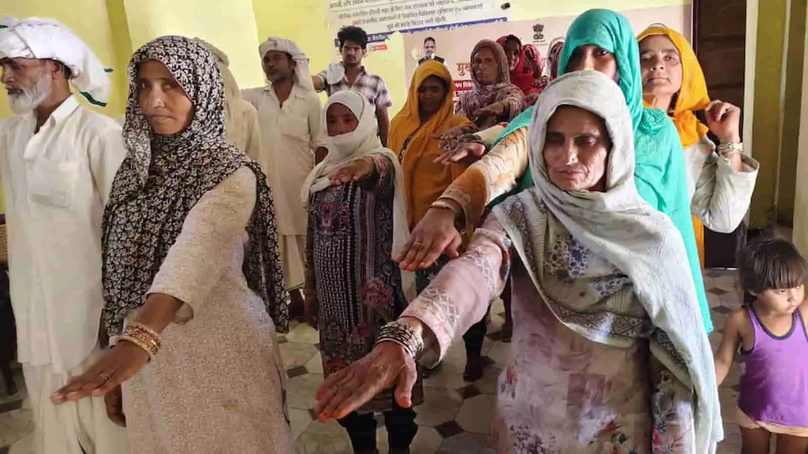तस्वीर में ग्रामीण महिलाएं हाथ आगे बढ़ाकर मतदान की शपथ लेती दिख रही हैं। तस्वीर में ग्रामीण महिलाएं हाथ आगे बढ़ाकर मतदान की शपथ लेती दिख रही हैं।