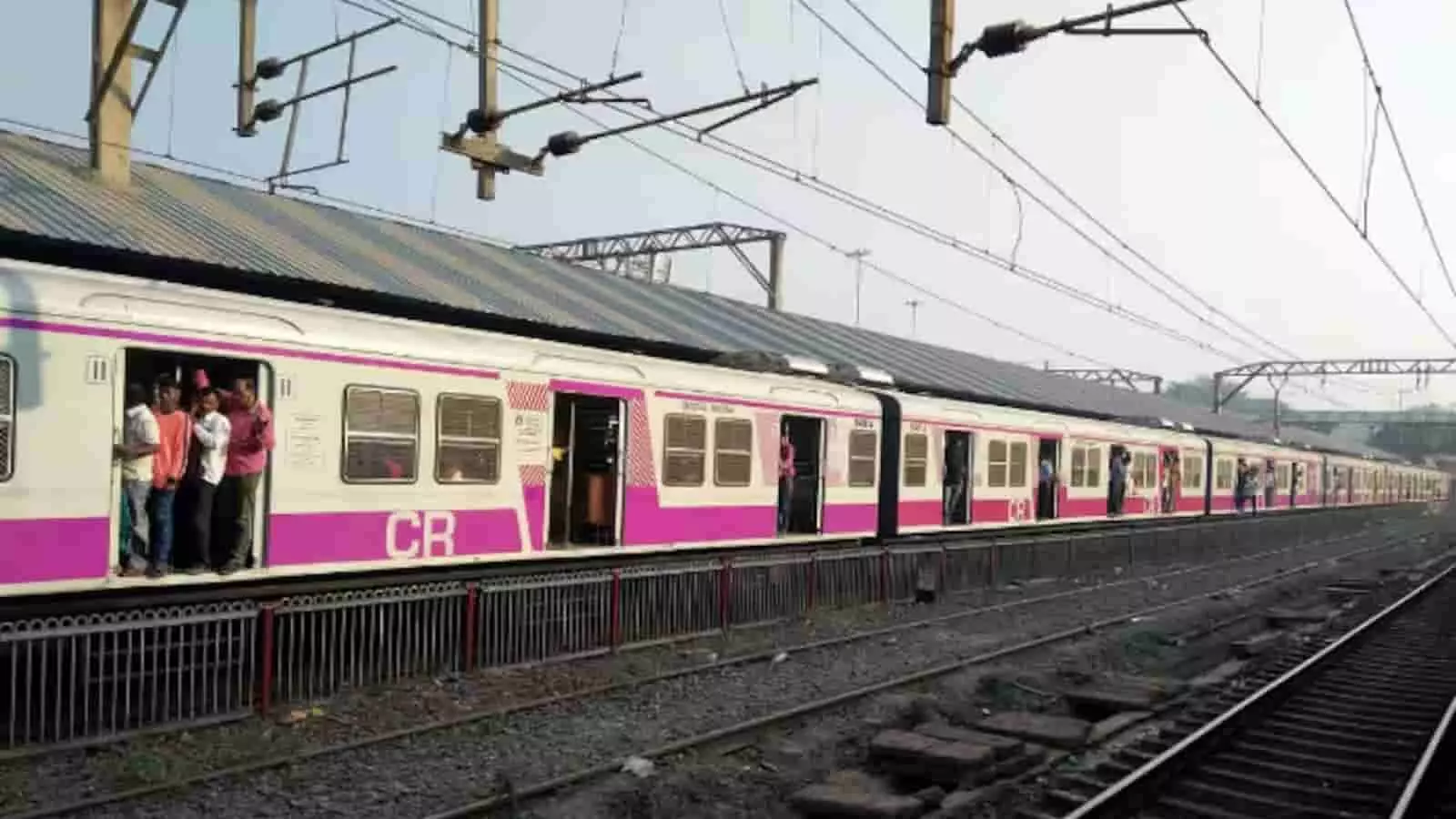 तस्वीर में दिख रही मुंबई लोकल ट्रेन रेलवे ट्रैक पर खड़ी है। तस्वीर में दिख रही मुंबई लोकल ट्रेन रेलवे ट्रैक पर खड़ी है।