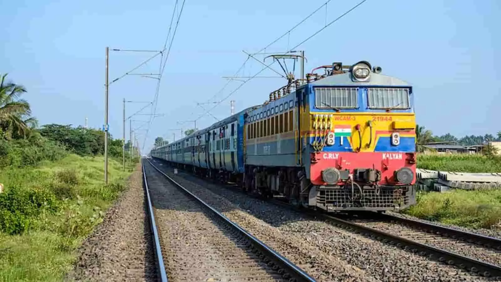 रेलवे पटरी पर चलती हुई मध्य रेलवे की एक एक्सप्रेस ट्रेन का दृश्य।