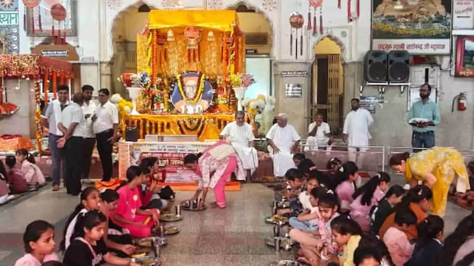 जयपुर के मंदिर परिसर में पंक्तिबद्ध बैठी कन्याओं को पूजन के बाद भोजन परोसते हुए श्रद्धालु। जयपुर के मंदिर परिसर में पंक्तिबद्ध बैठी कन्याओं को पूजन के बाद भोजन परोसते हुए श्रद्धालु।