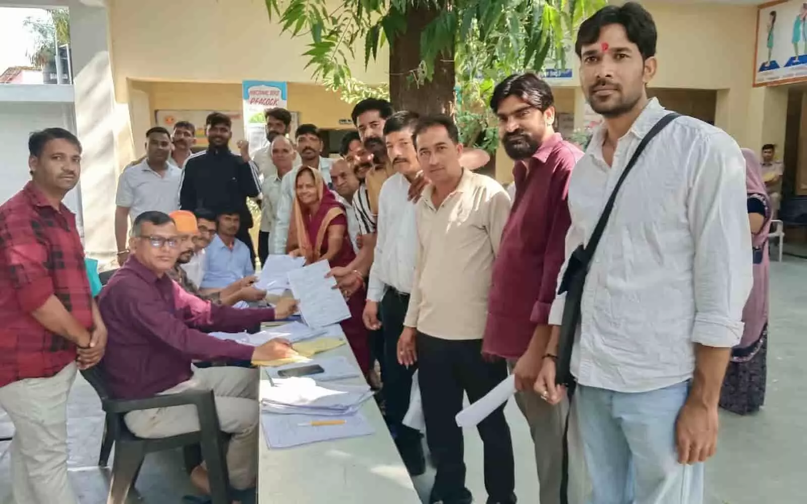 तस्वीर में खेरोदा ग्राम पंचायत चुनाव के दौरान मतदान केंद्र पर प्रक्रिया पूरी करते लोग दिख रहे हैं। तस्वीर में खेरोदा ग्राम पंचायत चुनाव के दौरान मतदान केंद्र पर प्रक्रिया पूरी करते लोग दिख रहे हैं।