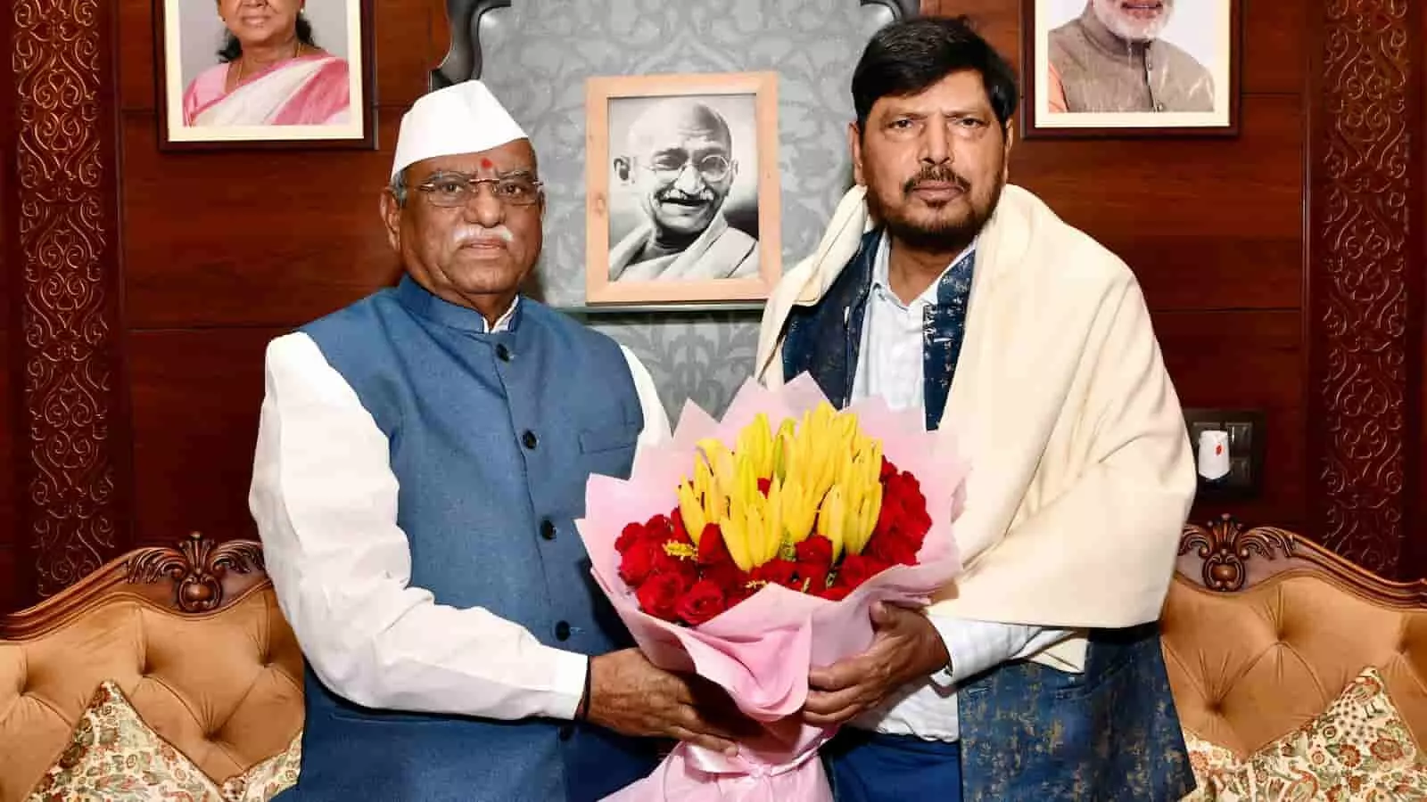 तस्वीर में राज्यपाल हरिभाऊ बागडे और केंद्रीय मंत्री रामदास अठावले जयपुर लोकभवन में खड़े हैं। तस्वीर में राज्यपाल हरिभाऊ बागडे और केंद्रीय मंत्री रामदास अठावले जयपुर लोकभवन में खड़े हैं।