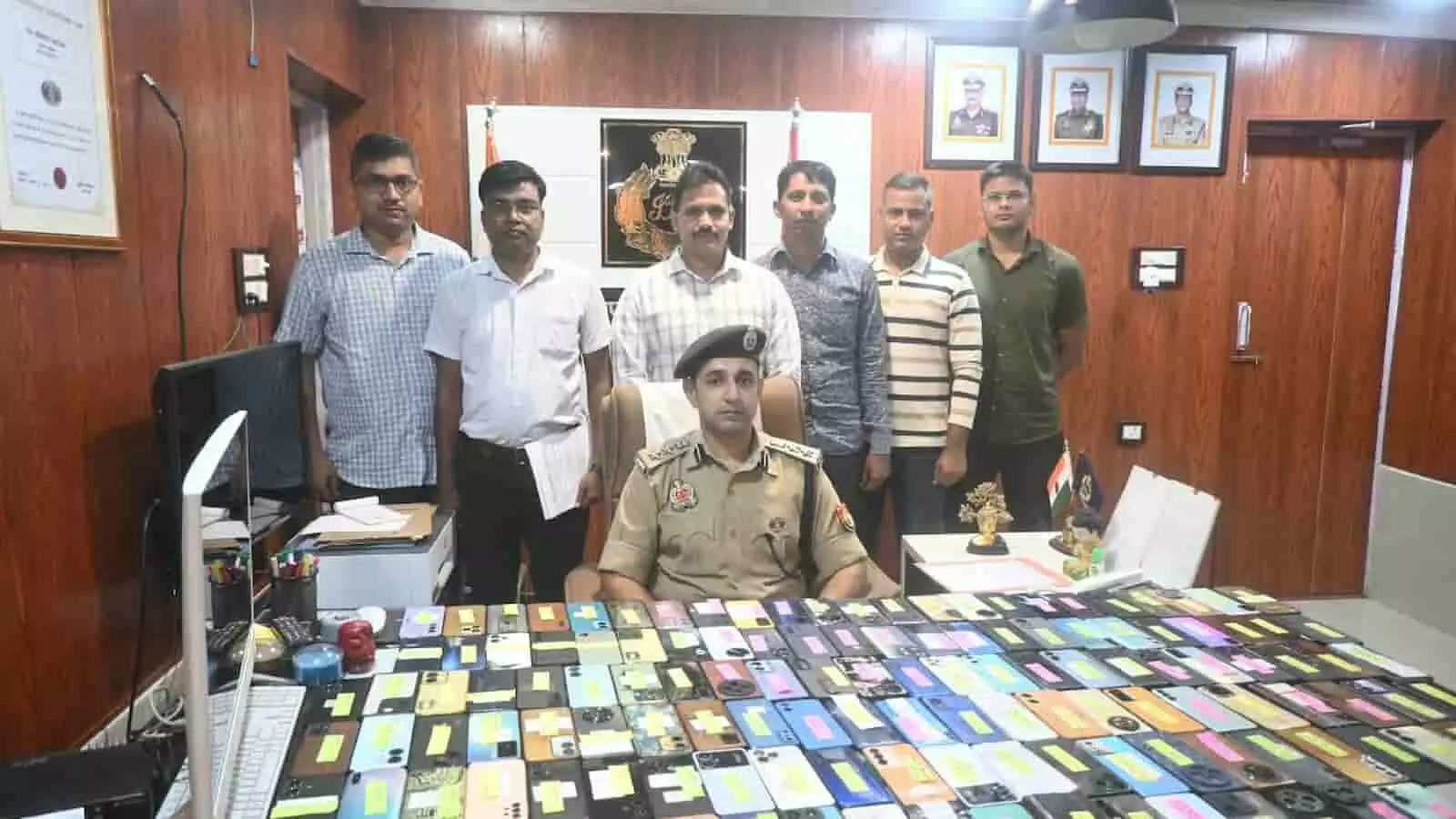 तस्वीर में सिद्धार्थनगर पुलिस अधिकारी मेज पर रखे बरामद मोबाइल फोन के साथ खड़े हैं। तस्वीर में सिद्धार्थनगर पुलिस अधिकारी मेज पर रखे बरामद मोबाइल फोन के साथ खड़े हैं।