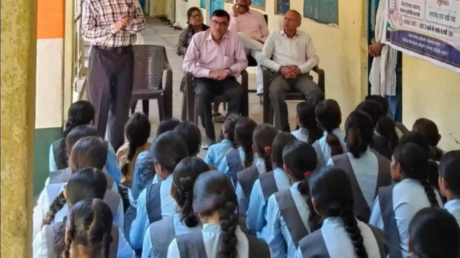 तस्वीर में विद्यालय परिसर में बैठे विद्यार्थियों को मतदाता जागरूकता अभियान के तहत संबोधित करते शिक्षक नजर आ रहे हैं। तस्वीर में विद्यालय परिसर में बैठे विद्यार्थियों को मतदाता जागरूकता अभियान के तहत संबोधित करते शिक्षक नजर आ रहे हैं।