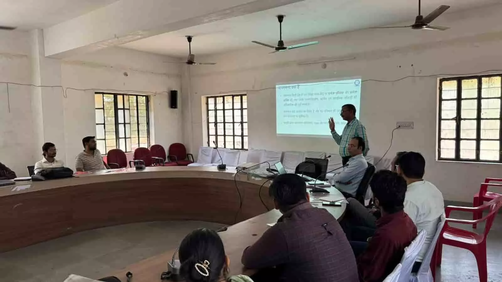 तस्वीर में सभागार में अधिकारी जनगणना-2027 के द्वितीय चरण का प्रशिक्षण दे रहे हैं। तस्वीर में सभागार में अधिकारी जनगणना-2027 के द्वितीय चरण का प्रशिक्षण दे रहे हैं।