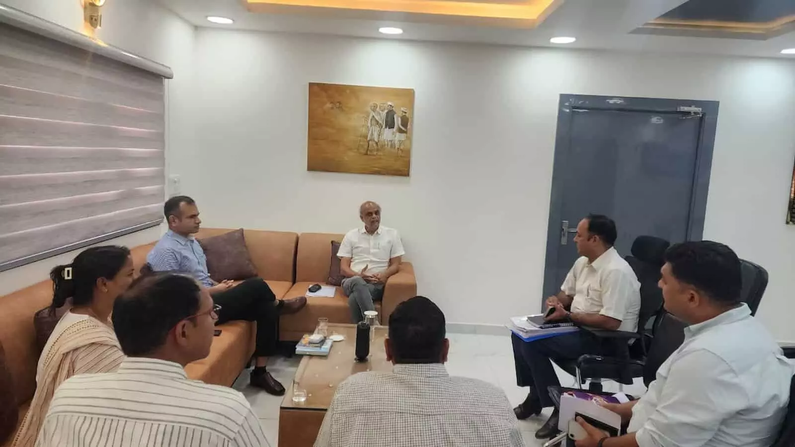 तस्वीर में विधायक अशोक कोठारी भीलवाड़ा में विकास कार्यों की समीक्षा बैठक करते दिख रहे हैं। तस्वीर में विधायक अशोक कोठारी भीलवाड़ा में विकास कार्यों की समीक्षा बैठक करते दिख रहे हैं।