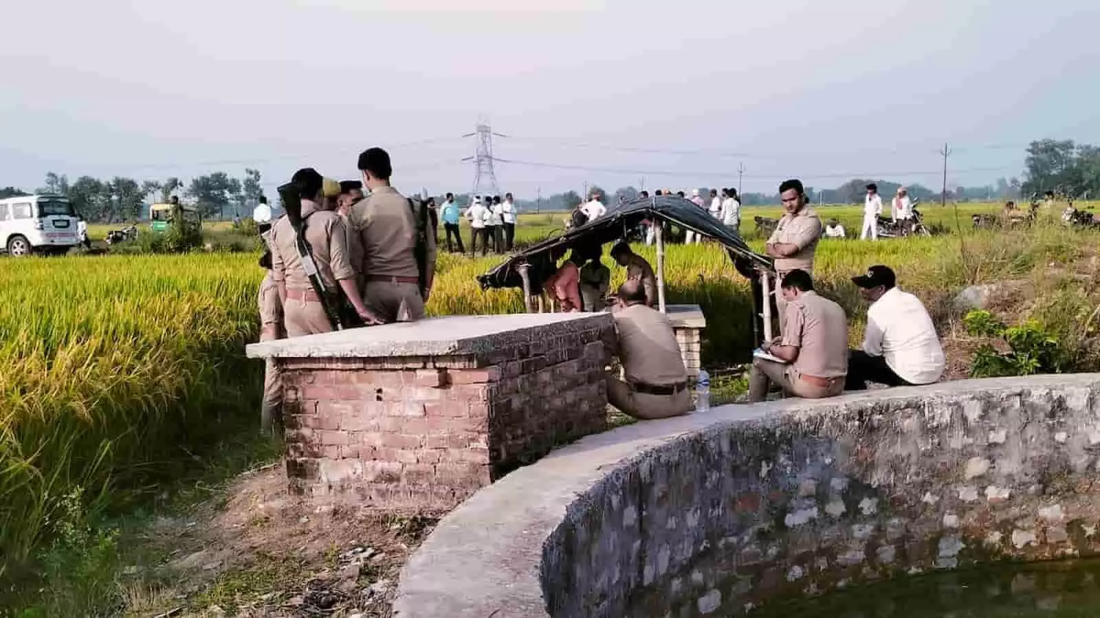 तस्वीर में मीरजापुर के लालगंज में कुएं के पास जांच करती पुलिस और फॉरेंसिक टीम दिख रही है। तस्वीर में मीरजापुर के लालगंज में कुएं के पास जांच करती पुलिस और फॉरेंसिक टीम दिख रही है।