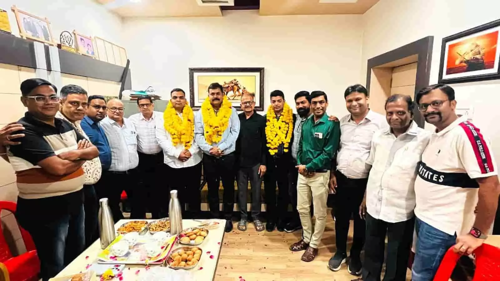 तस्वीर में जेसीआई कोटा स्टार के सदस्य कोटा में नवनियुक्त कार्यकारिणी पदाधिकारियों का स्वागत करते दिख रहे हैं। तस्वीर में जेसीआई कोटा स्टार के सदस्य कोटा में नवनियुक्त कार्यकारिणी पदाधिकारियों का स्वागत करते दिख रहे हैं।