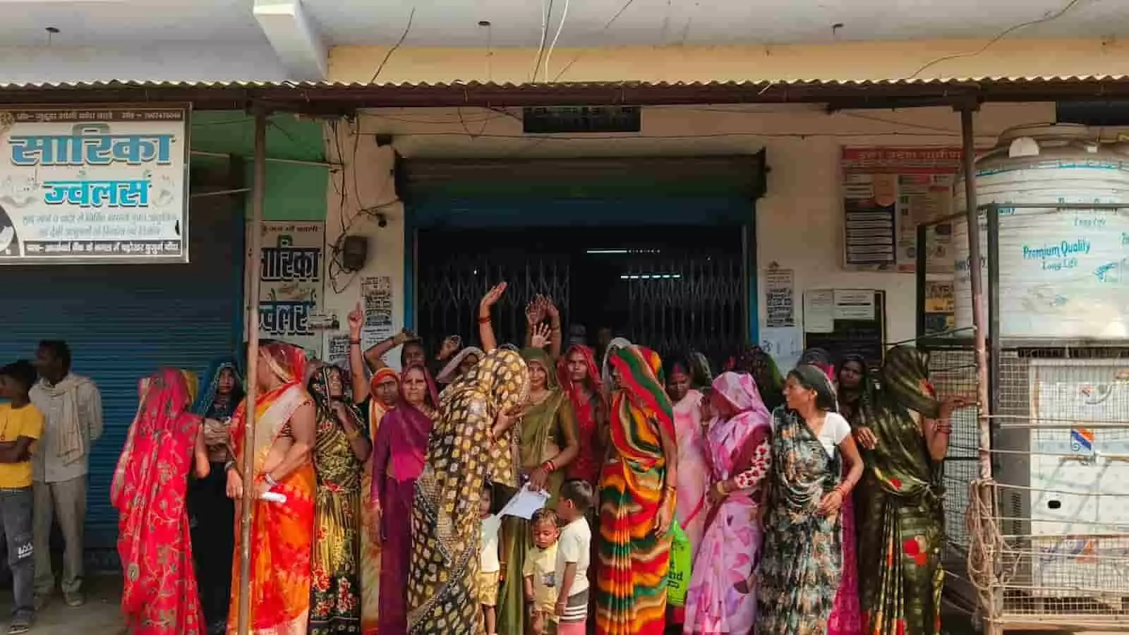 तस्वीर में उत्तर प्रदेश ग्रामीण बैंक बांदा के बाहर प्रदर्शन करती स्वयं सहायता समूह की महिलाएं दिख रही हैं। तस्वीर में उत्तर प्रदेश ग्रामीण बैंक बांदा के बाहर प्रदर्शन करती स्वयं सहायता समूह की महिलाएं दिख रही हैं।