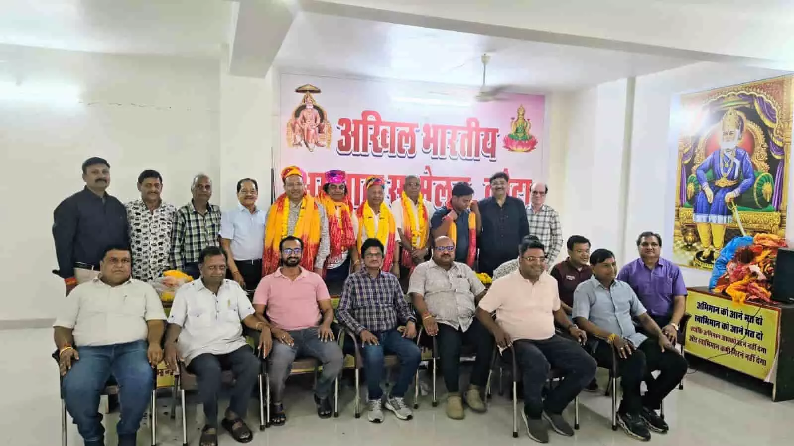 तस्वीर में अग्रवाल समाज के कार्यक्रम के दौरान फिल्म निर्माता और अतिथि नजर आ रहे हैं। तस्वीर में अग्रवाल समाज के कार्यक्रम के दौरान फिल्म निर्माता और अतिथि नजर आ रहे हैं।