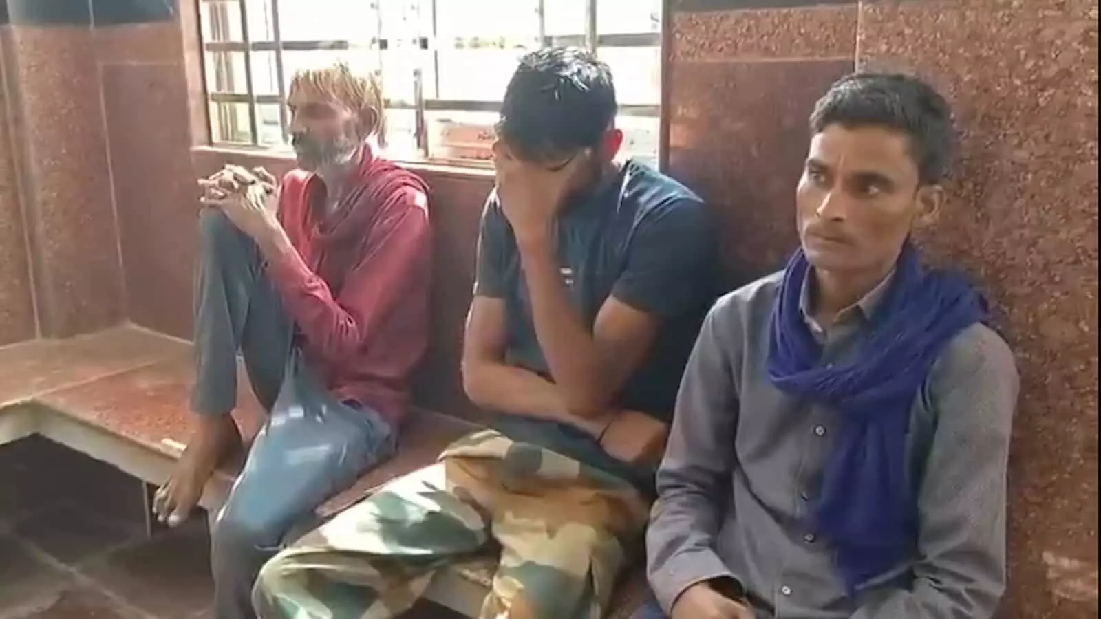 तस्वीर में अस्पताल परिसर की बेंच पर बैठे तीन पुरुष चेतराम मीणा की मृत्यु के बाद शोक जताते हुए दिख रहे हैं। तस्वीर में अस्पताल परिसर की बेंच पर बैठे तीन पुरुष चेतराम मीणा की मृत्यु के बाद शोक जताते हुए दिख रहे हैं।